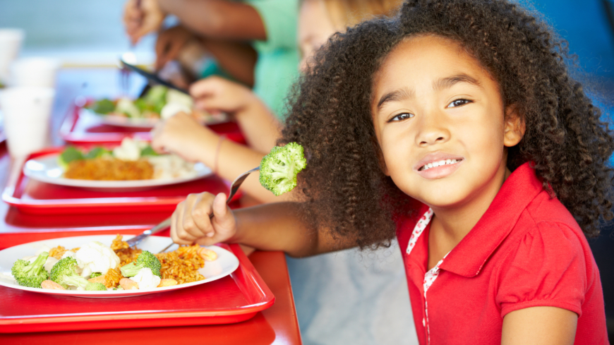 Något så enkelt som att placera frukt och grönsaker innan den varma maten i skolmatsalen kan göra att barn äter nyttigare. Foto: Shutterstock